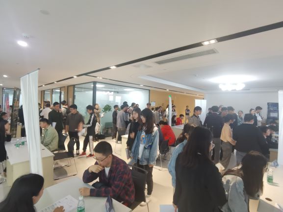 受训结班同学参加华为人才联盟三江学院专场招聘会.jpg
