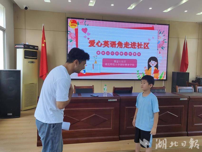 爱心英语角进社区，共育成长新希望.docx