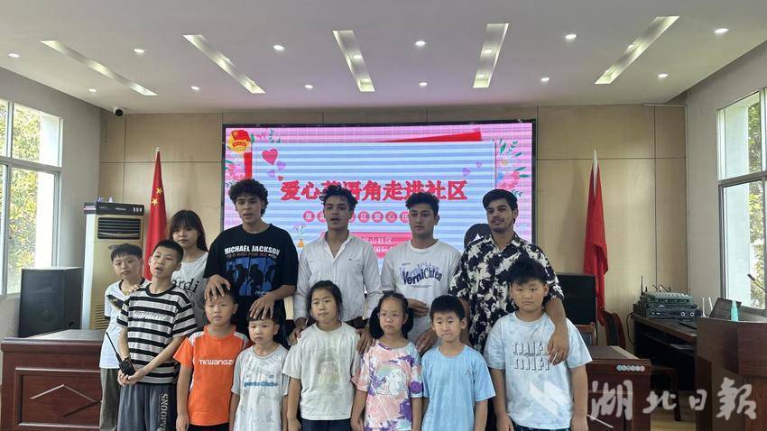 爱心英语角进社区，共育成长新希望.docx