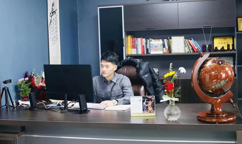 周行&nbsp;&nbsp;创办义乌市霹雳行服饰有...